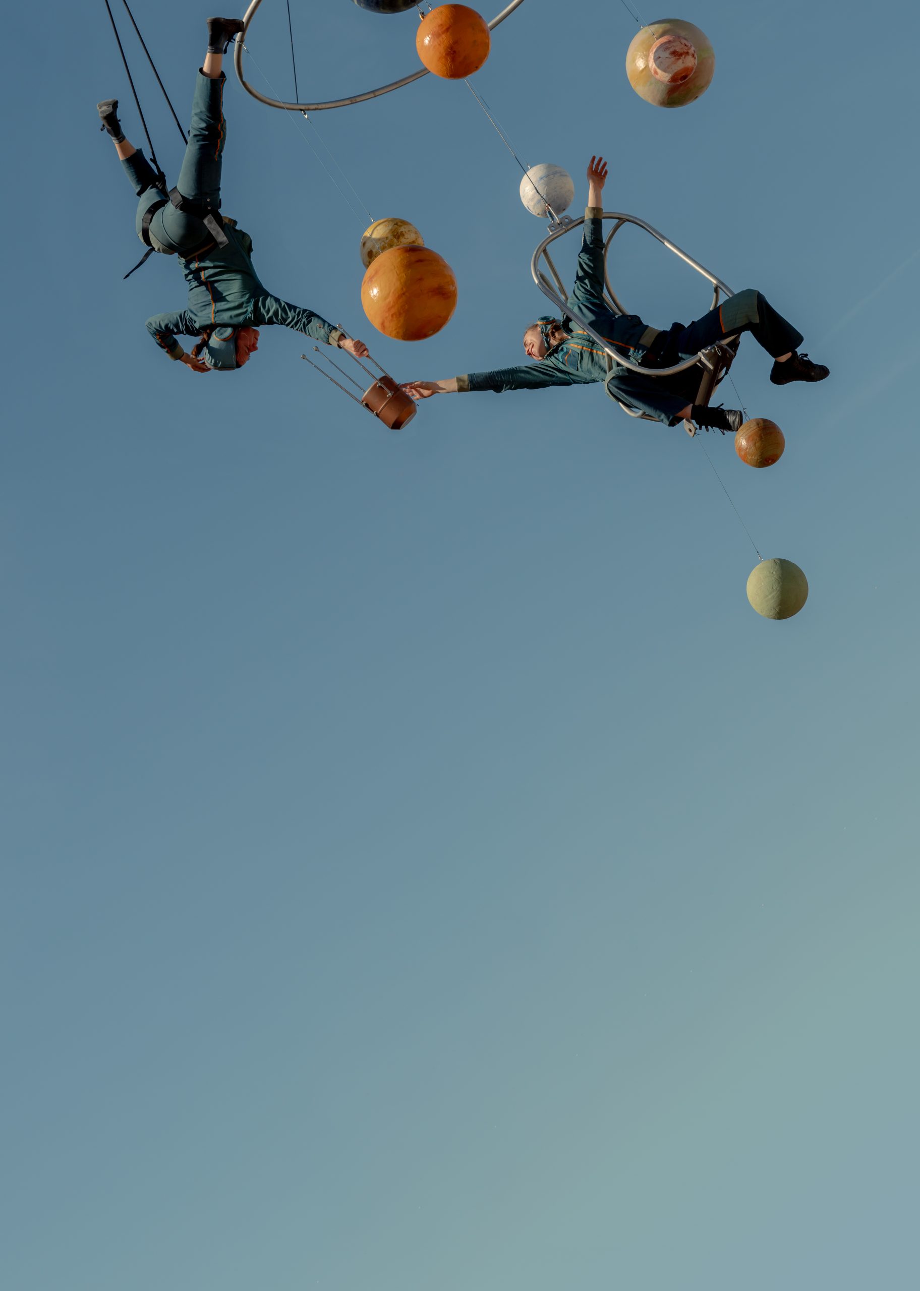 Spectacle d'accrobates en plein air